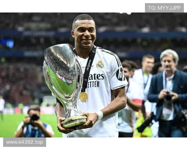 皇马中场断球后攻防转换失序,节奏失控问题逐步反映于比赛走势 皇马中场断球后攻防转换失序,节奏失控问题逐步反映于比赛走势